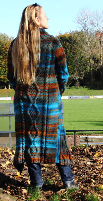 Gestrickt: Ein bodenlanger Mantel